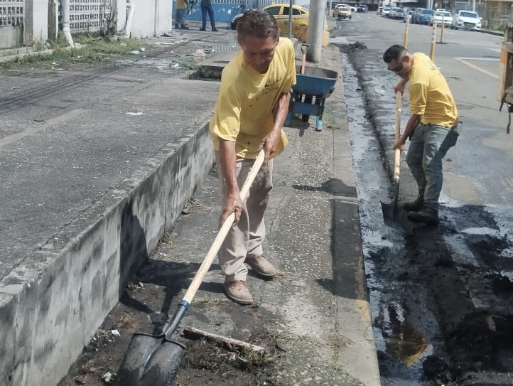  MOP continúa resolviendo problema de alcantarillas colapsadas por la basura en Calidonia