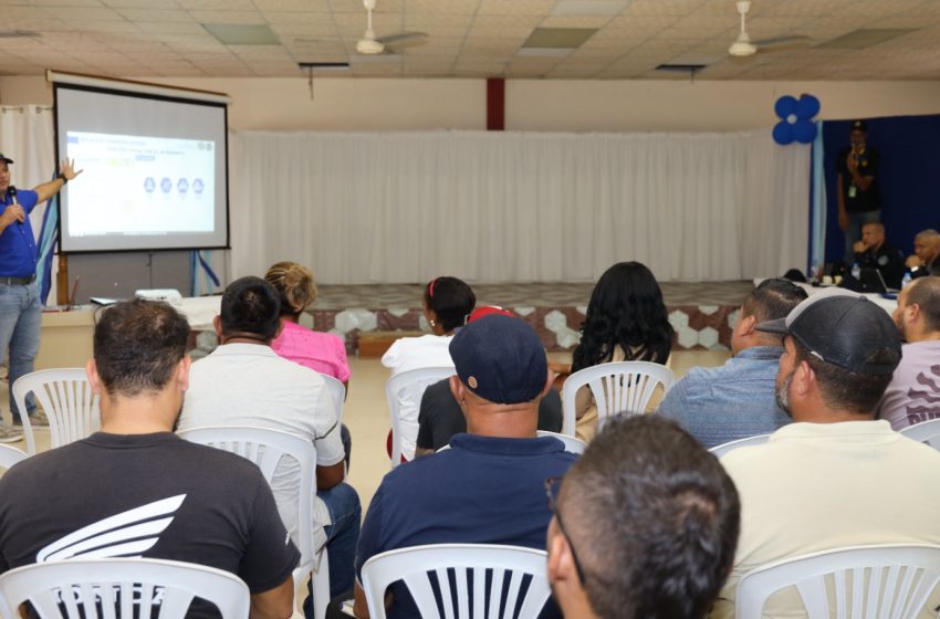  Comerciantes, hoteleros y líderes comunitarios se reúnen con el director de la Policía en Bocas del Toro