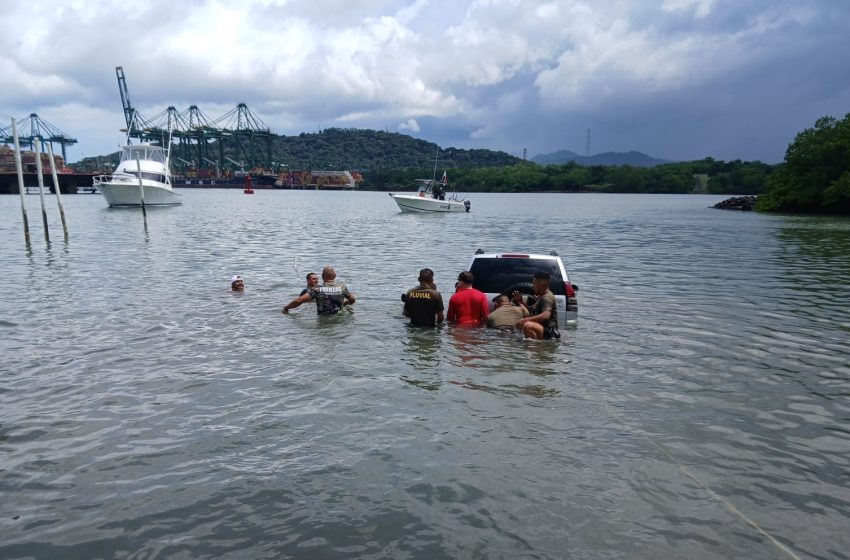  Rescatan al ocupante de un vehículo que cayó al agua en Diablo