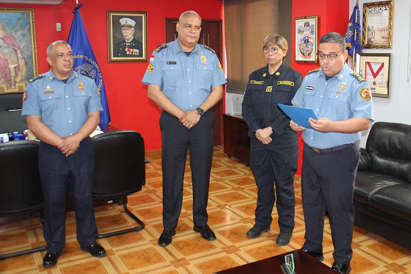  Con medalla al mérito honran a bombero destacado