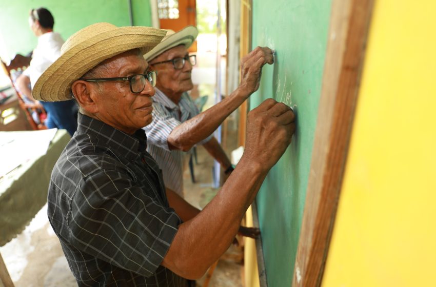  Padre e hijo de 97 y 76 años, aprenden a leer y escribir con el programa “Muévete por Panamá” del Mides