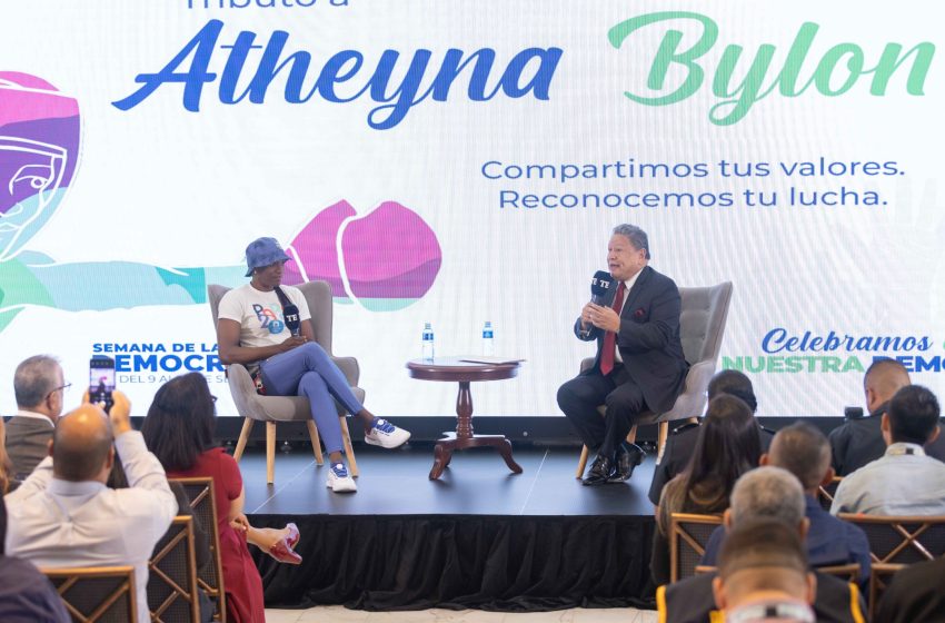  TE entrega reconocimientos a Atheyna Bylon