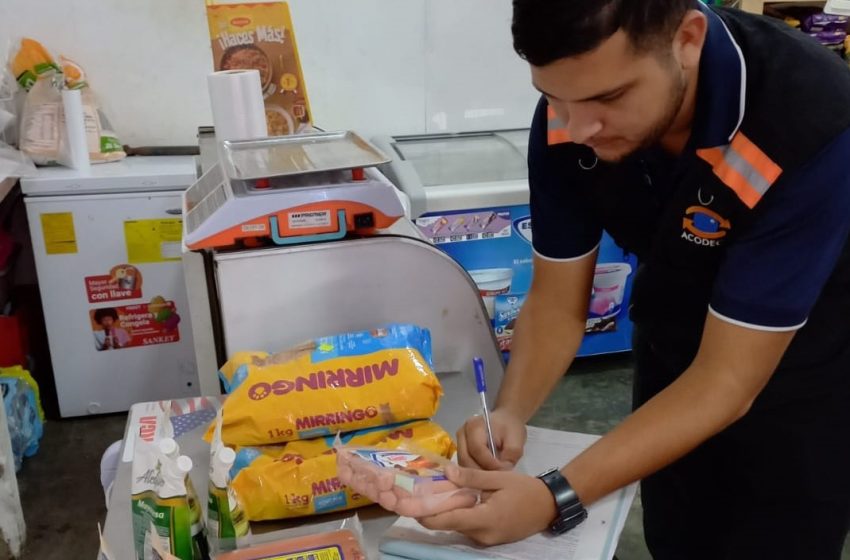  Acodeco decomisa más de 490 productos vencidos en minisúper de David