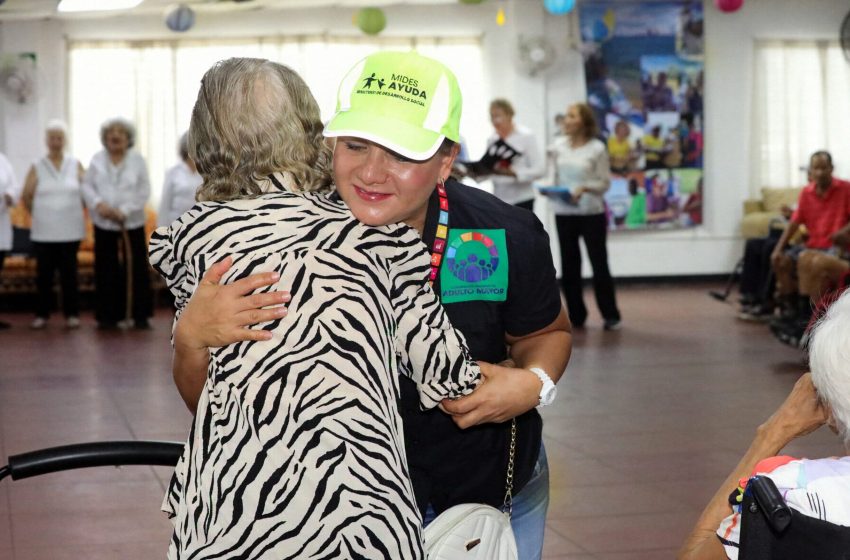  Voluntarios del MIDES realizan actividades en hogar de adultos