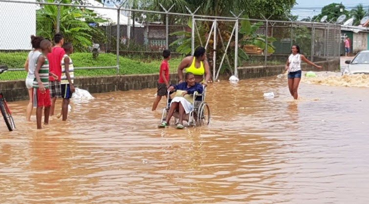  Viviendas afectadas y calles anegadas dejan fuertes lluvias en la capital