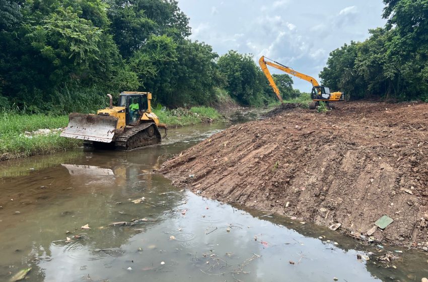  MOP realiza trabajos de dragado en quebrada La Gallinaza para evitar inundaciones