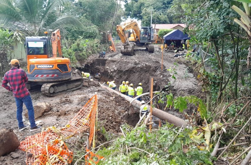  Ministro Andrade inspecciona trabajos de colocación de tuberías de aguas pluviales en Bugaba