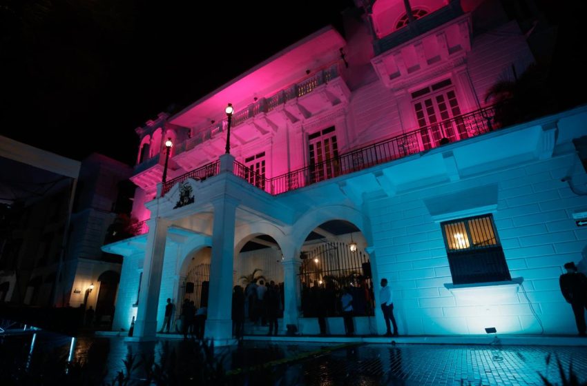  Con encendido de luces en la Presidencia de la República inicia Campaña de la Cinta Rosada y Celeste