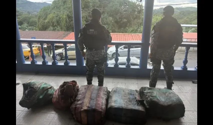  Encuentran nueve sacos con presuntos paquetes de droga en Las Cumbres