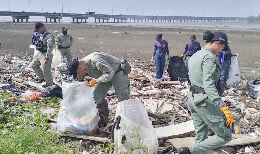  Más de mil policías realizan jornada de limpieza en playas a nivel nacional