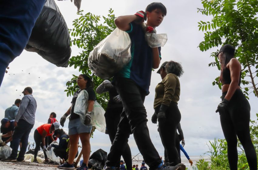  Miles de voluntarios recolectan toneladas de basura en la gran limpieza nacional de playas como cierre del Mes de los Océanos