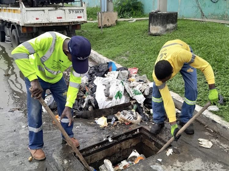  MOP continúa resolviendo problemas de alcantarillas colapsadas por la basura