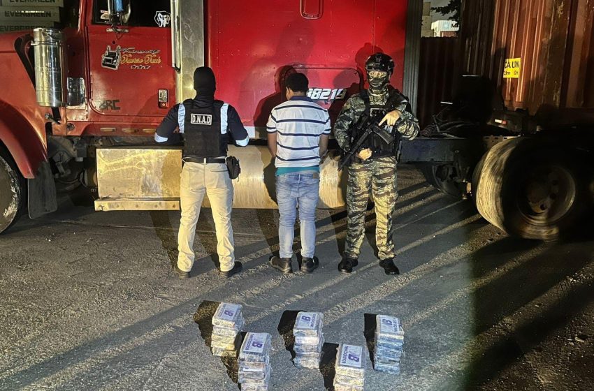  Policía incauta 25 paquetes de presunta droga transportada en un articulado