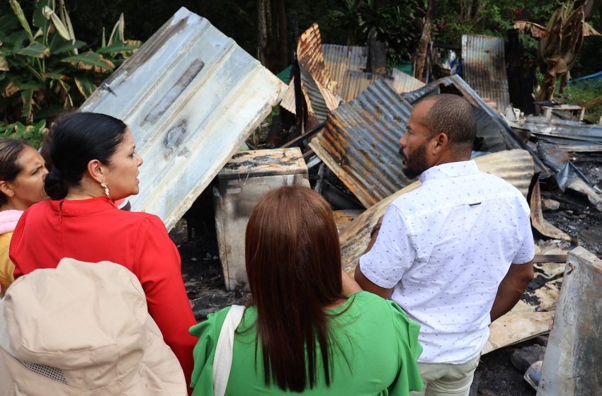  Representante de Ancón brinda apoyo a familia afectada por incendio en La Esperanza