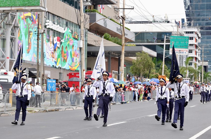  Delegaciones estudiantiles se lucen en los 121 años de la Patria