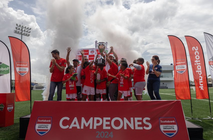  Penedo entrena a equipo infantil que representará a Panamá en torneo internacional