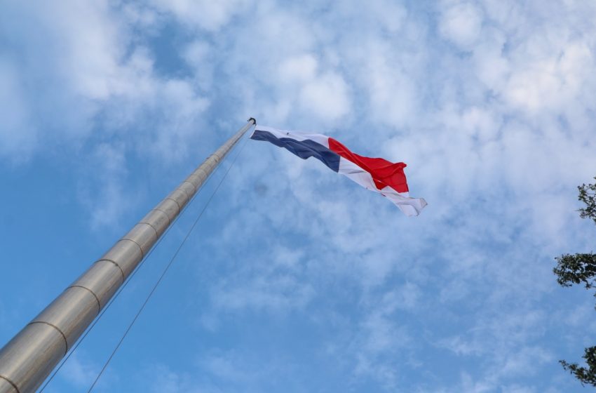  Realizan tradicional cambio de bandera en el Cerro Ancón