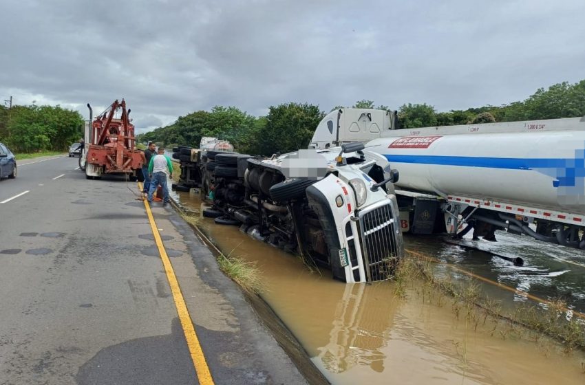  MiAMBIENTE atiende emergencia por vuelco de cisterna con combustible en las cercanías del río Pocrí