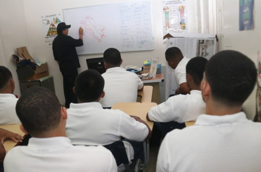  Adolescentes en centro de cumplimiento reciben taller de comida peruana