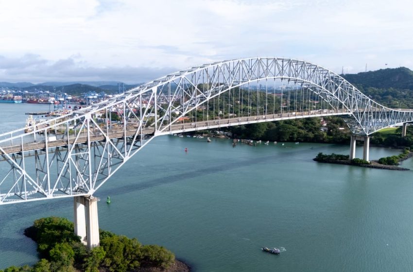  MOP coloca banderas panameñas en el puente de Las Américas