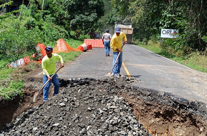  Equipo del MOP realiza trabajos de reparación de hundimiento en el tramo de la carretera Macaracas, Tonosí