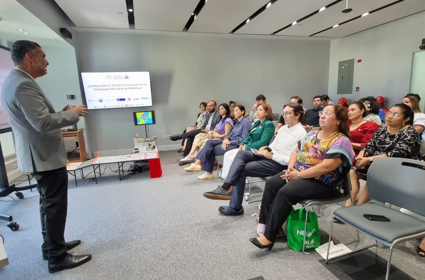  Estudiantes de robótica y FUNDESTEAM Reciben homenaje