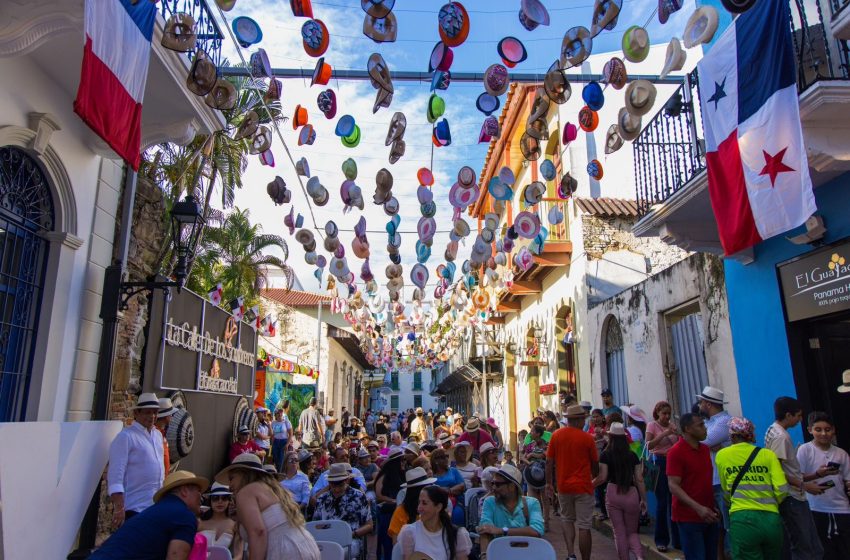  Inauguran la «Calle de los Sombreros» en el Casco Antiguo