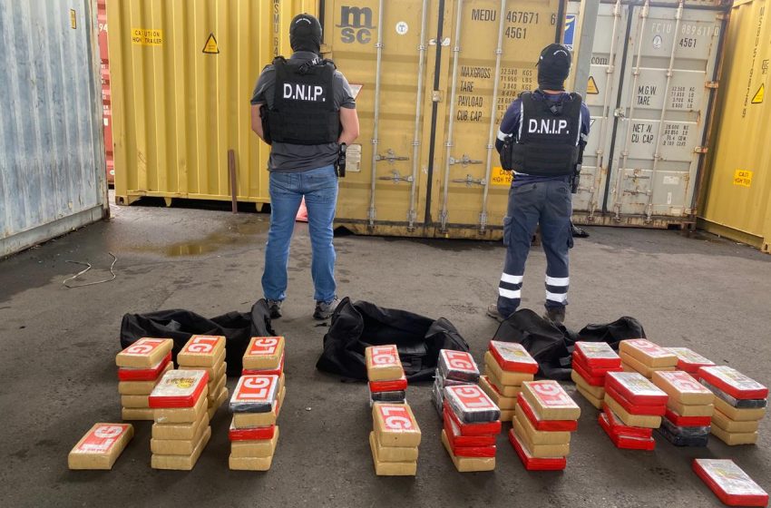  Decomisan más de 80 paquetes de presunta droga en un puerto del pacífico