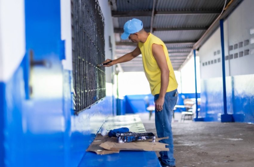  Privados de libertad realizan trabajos de mantenimiento y limpieza de escuela en Burunga