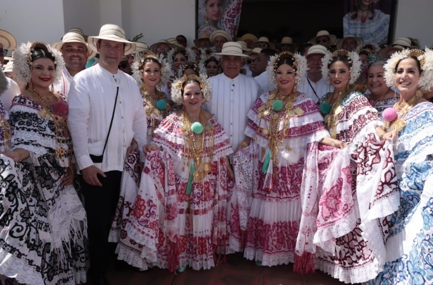  Presidente Mulino participa en el Desfile de las Mil Polleras en Las Tablas