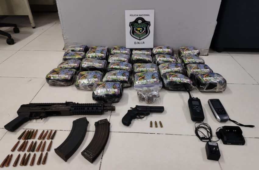  Decomisan 25 paquetes de presunta droga y dos armas de fuego en Chilibre