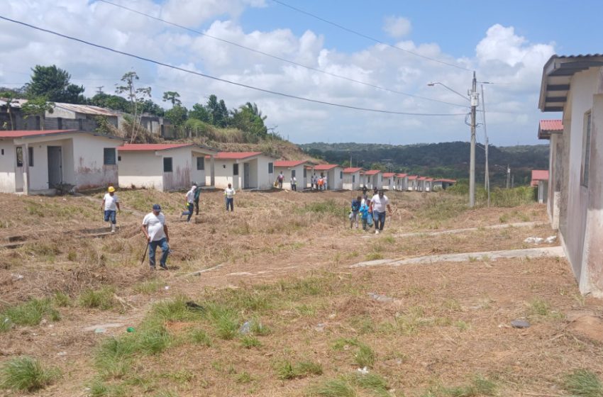  Privados de libertad participan en trabajos extramuro en proyecto habitacional Loma de Mastranto