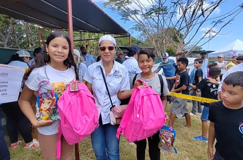  Fundación Amigos de Buen Corazón entrega 400 mochilas a estudiantes de Los Santos