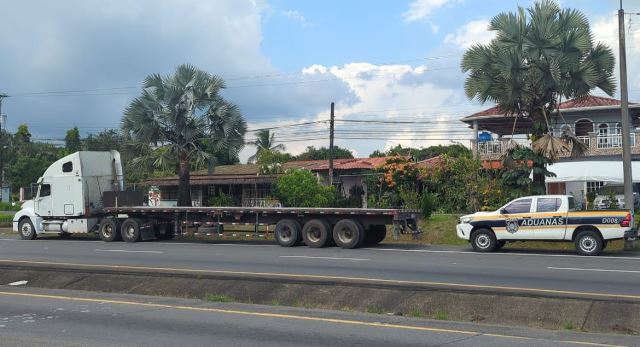  Aduanas retiene vehículo por presunto cabotaje