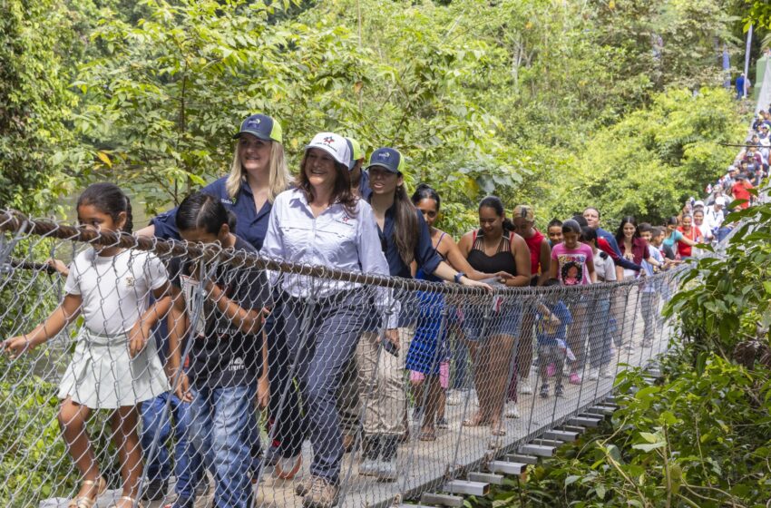 Puente de plástico reciclado une comunidades de la cuenca del canal