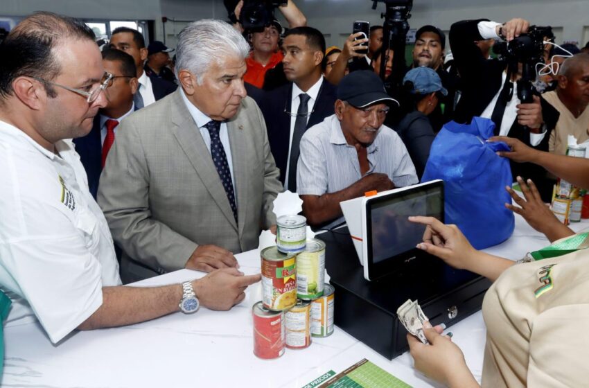 Presidente Mulino visita nueva tienda del IMA en Pan de Azúcar