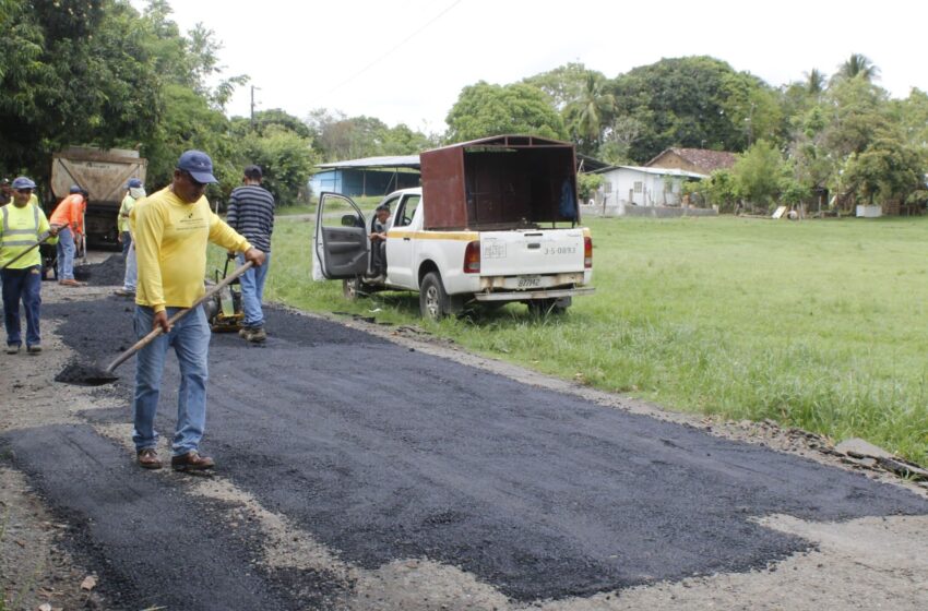 Productores son beneficiados con la rehabilitación vial en corregimiento de Río Hondo, en Los Santos