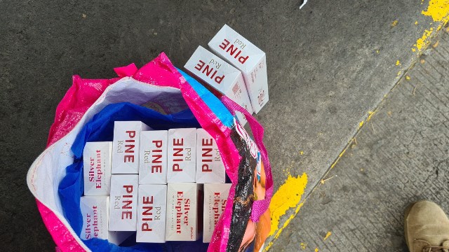 Aduanas retiene cigarrillos y mercancía de presunto contrabando en la frontera