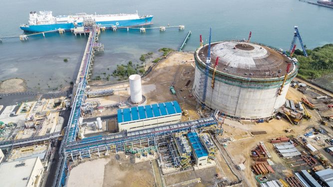 Embajador de EE.UU. visita planta de AES en Colón, el mayor inversionista estadounidense en Panamá