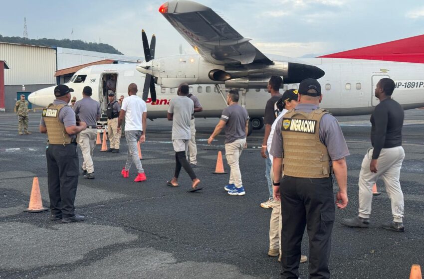  Extranjeros irregulares son deportados y expulsados de Panamá, algunos con antecedentes penales graves