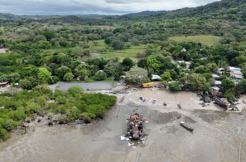 En Arraiján, autoridades suman esfuerzos para mitigar contaminación producto de embarcación varada en playa de Bique
