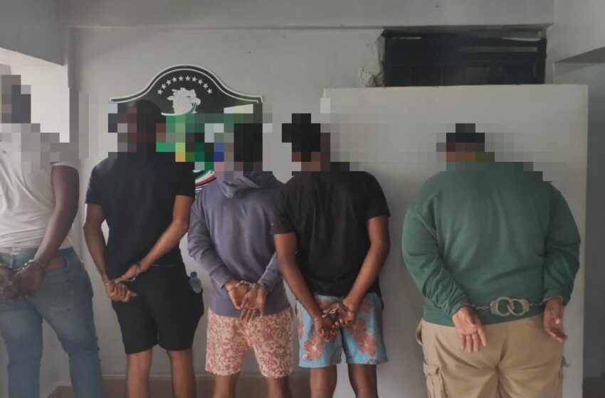 Cinco personas fueron aprehendidas por el delito de robo con arma de fuego en Colón