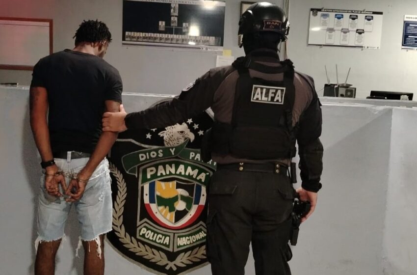 Policía aprehende a tres personas y decomisa un arma de fuego en San Miguelito