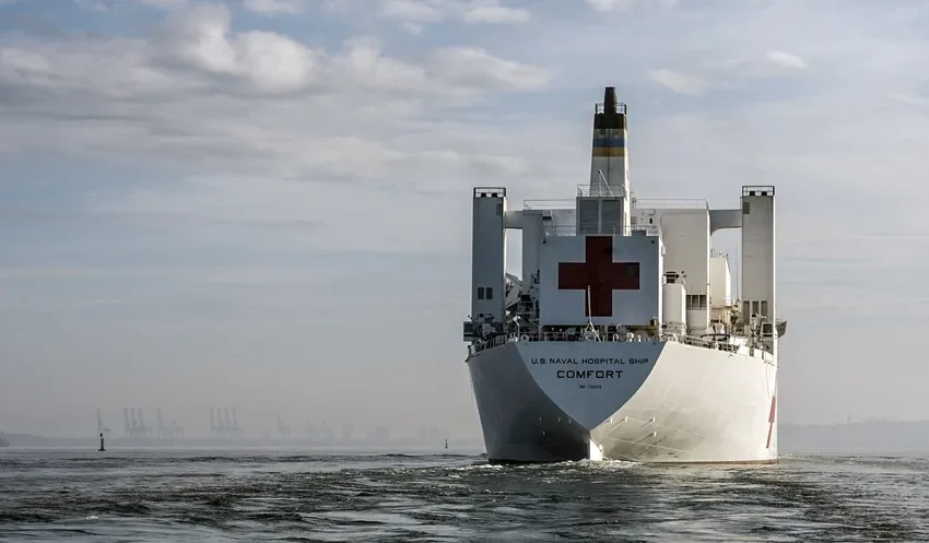 El buque hospital de los Estados Unidos USNS Comfort llega a Colón