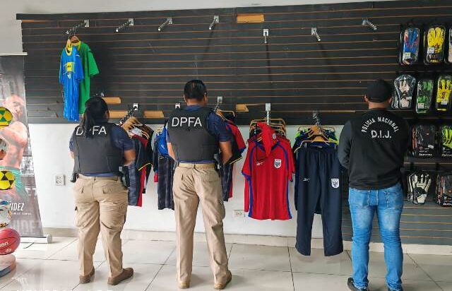 Se retienen camisetas de la selección presuntamente falsificadas