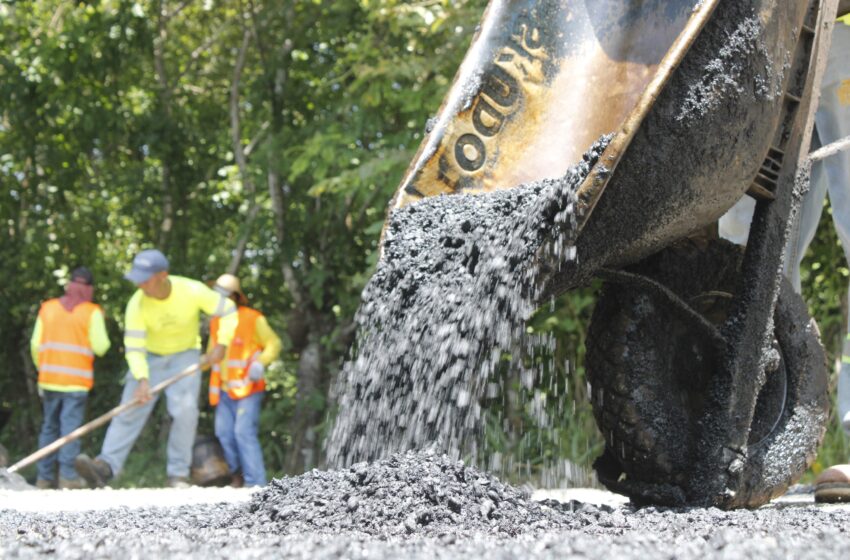 Operativo de parcheo mejora acceso turístico en Pedasí