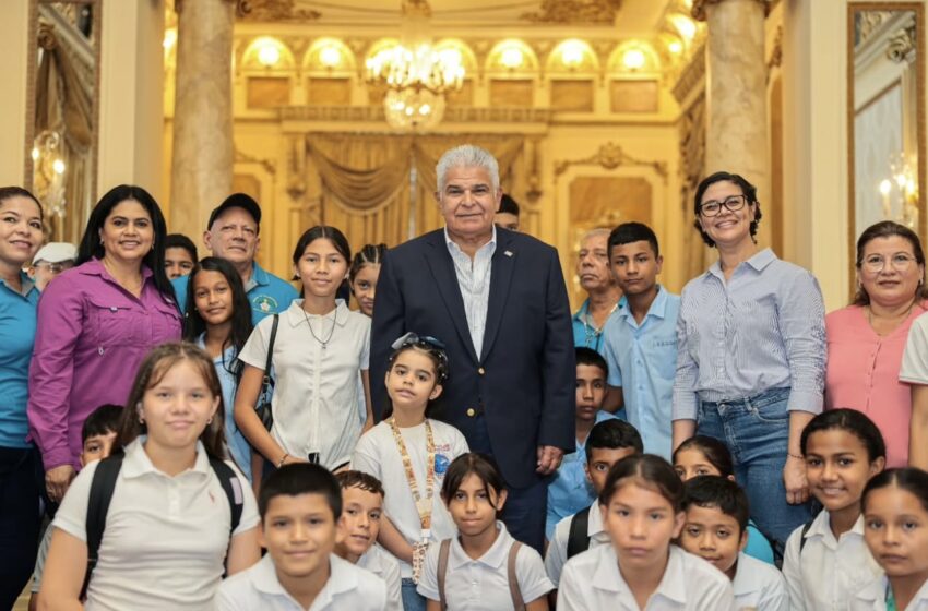  Mulino recibe a estudiantes y docentes de 17 escuelas de Las Minas de Herrera que no interrumpieron clases