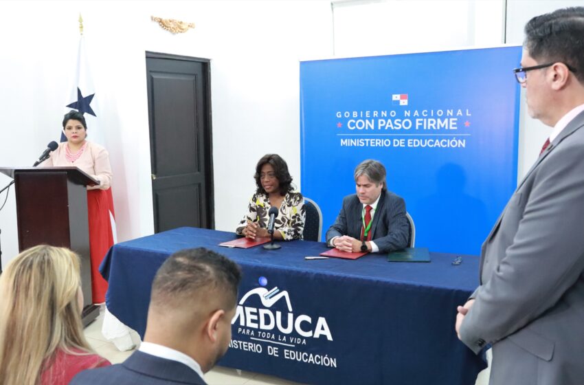  Doce escuelas de Panamá Centro, Colón y Veraguas reciben títulos de propiedad