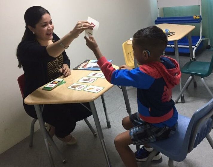 Niños con implantes auditivos reciben terapias del CADI de la UDELAS