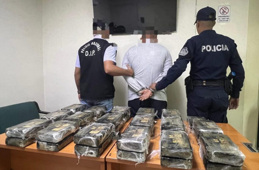 Decomisan 35 paquetes con presunta droga en una aeronave con destino México